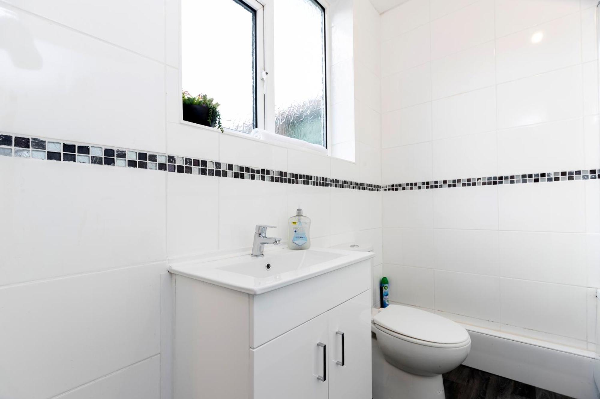 Quiet And Comfy House With 2 Bedrooms And 2 Bathrooms Super Fast Wifi And Crisp Hotel Standard White Linen Hosted By Our Home Short Stays Дарлингтон Экстерьер фото