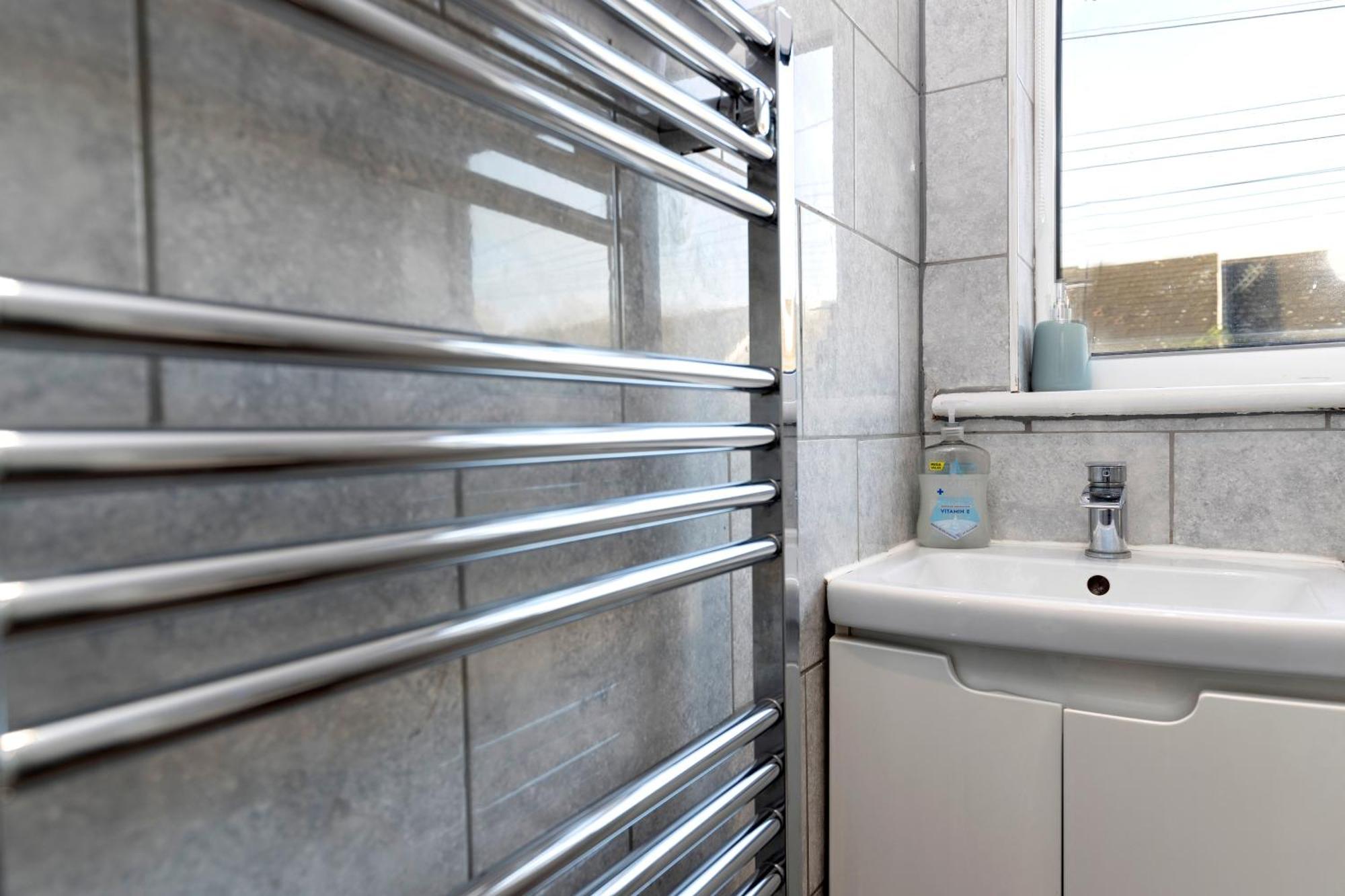Quiet And Comfy House With 2 Bedrooms And 2 Bathrooms Super Fast Wifi And Crisp Hotel Standard White Linen Hosted By Our Home Short Stays Дарлингтон Экстерьер фото