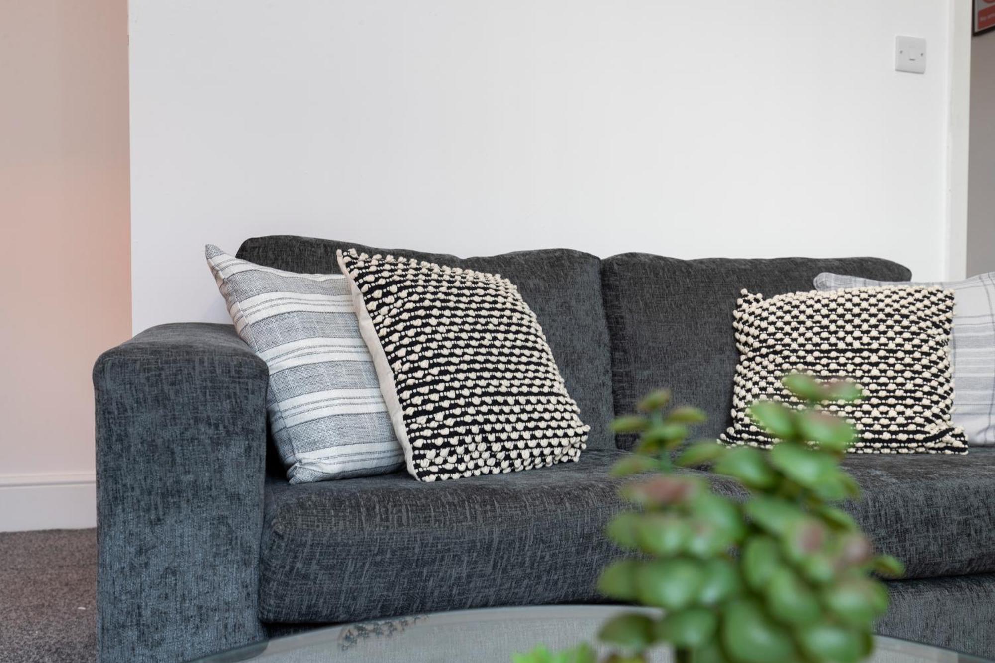 Quiet And Comfy House With 2 Bedrooms And 2 Bathrooms Super Fast Wifi And Crisp Hotel Standard White Linen Hosted By Our Home Short Stays Дарлингтон Экстерьер фото
